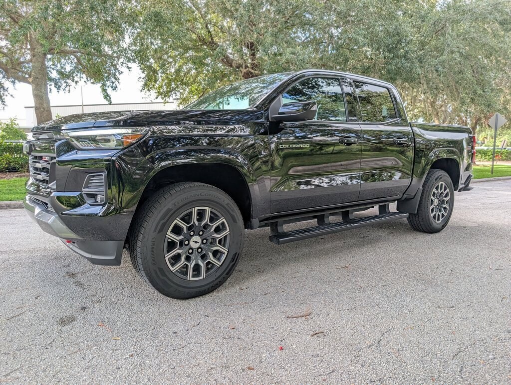 2023 Chevrolet Colorado Z71 photo 2