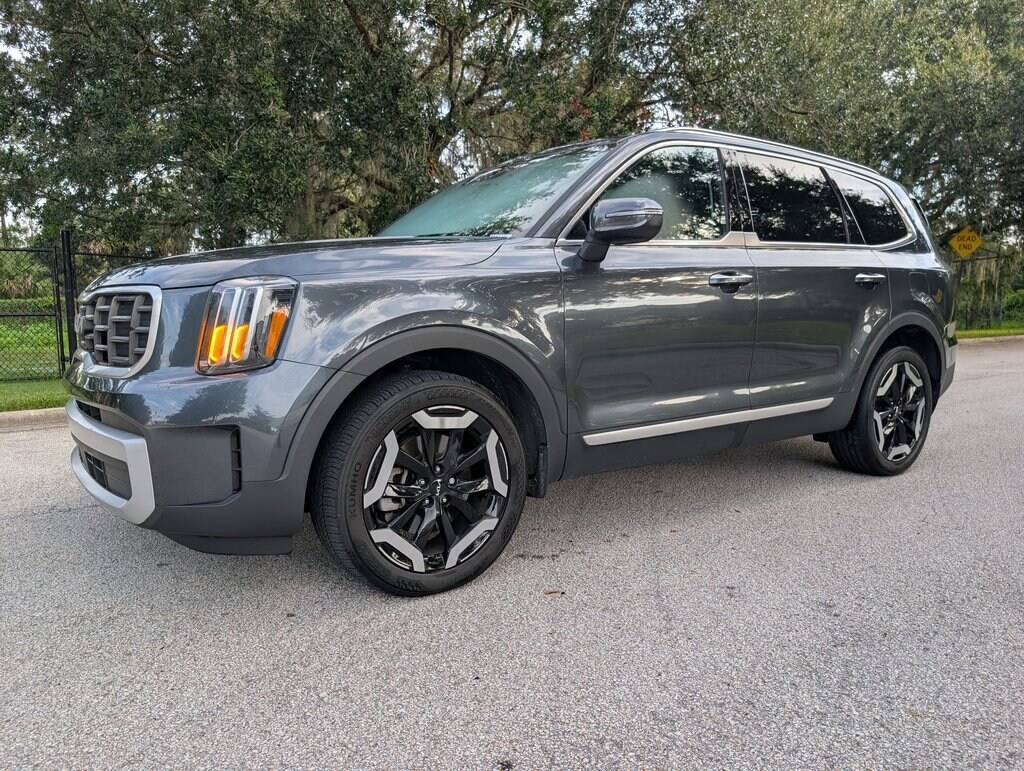 2024 Kia Telluride S photo 3
