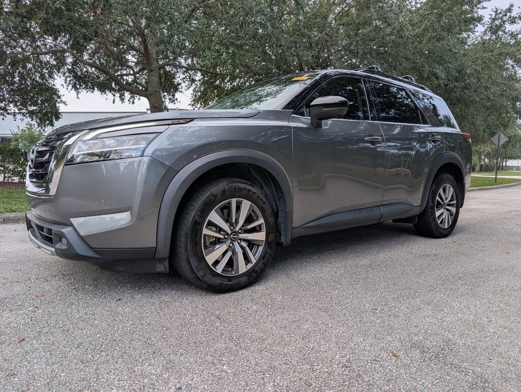 2022 Nissan Pathfinder SL photo 3