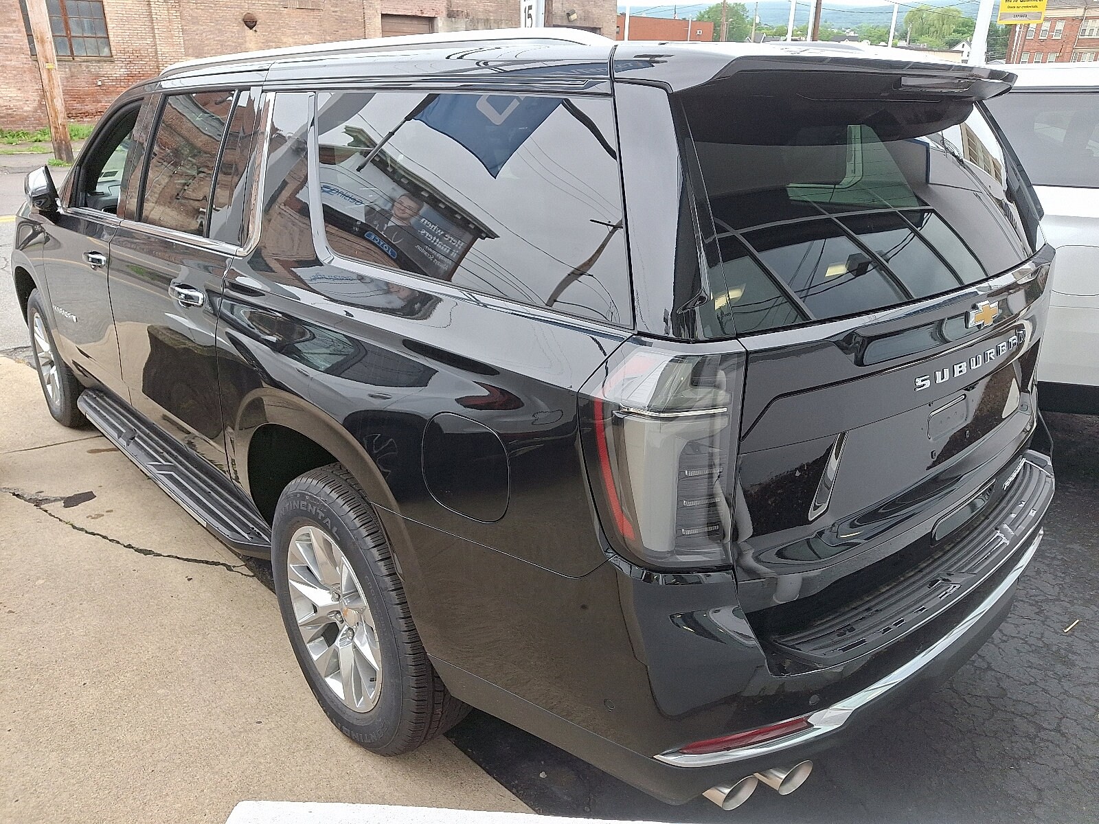 2025 Chevrolet Suburban Premier photo 3