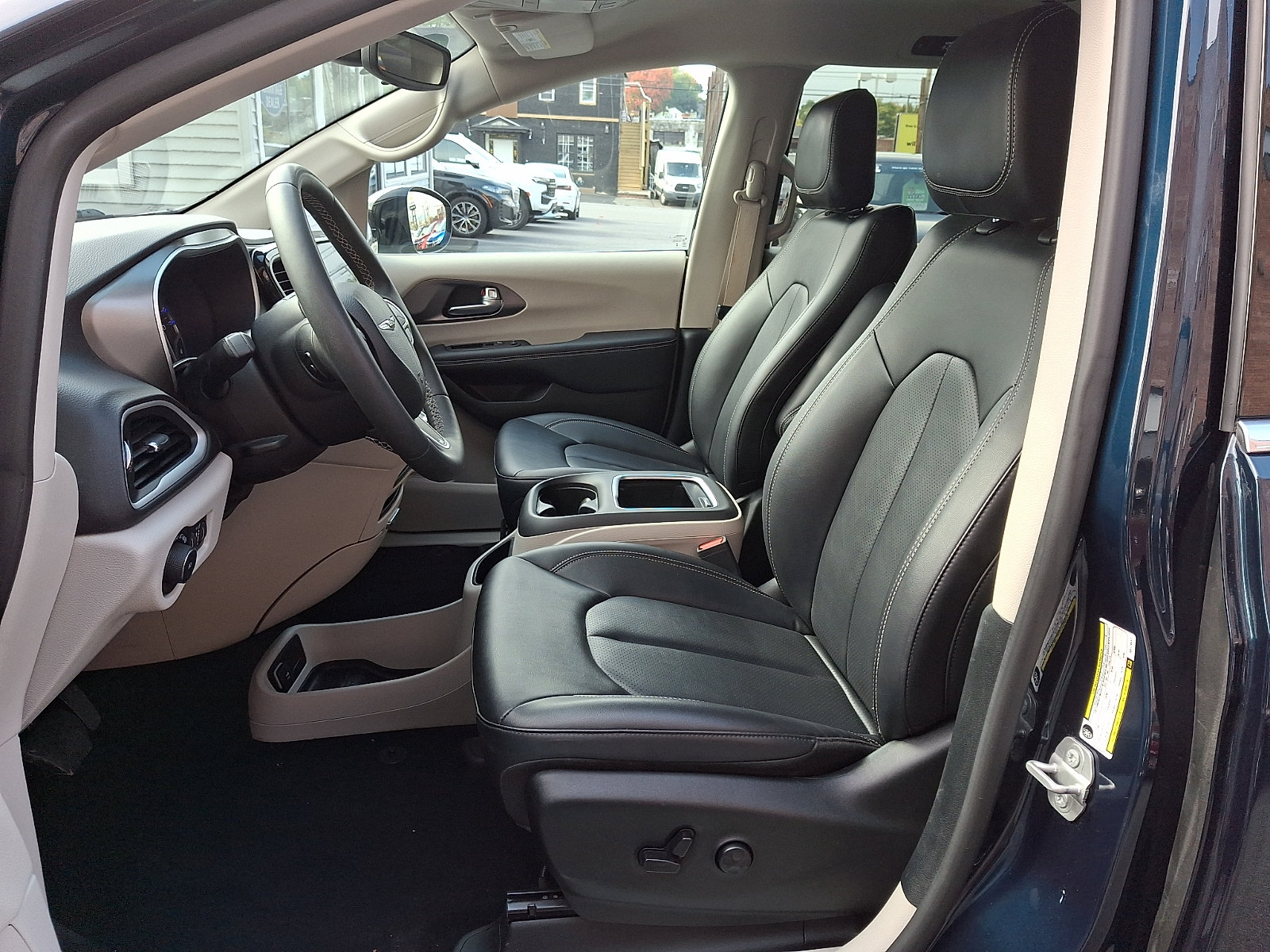 2024 Chrysler Pacifica Touring L - Photo 13