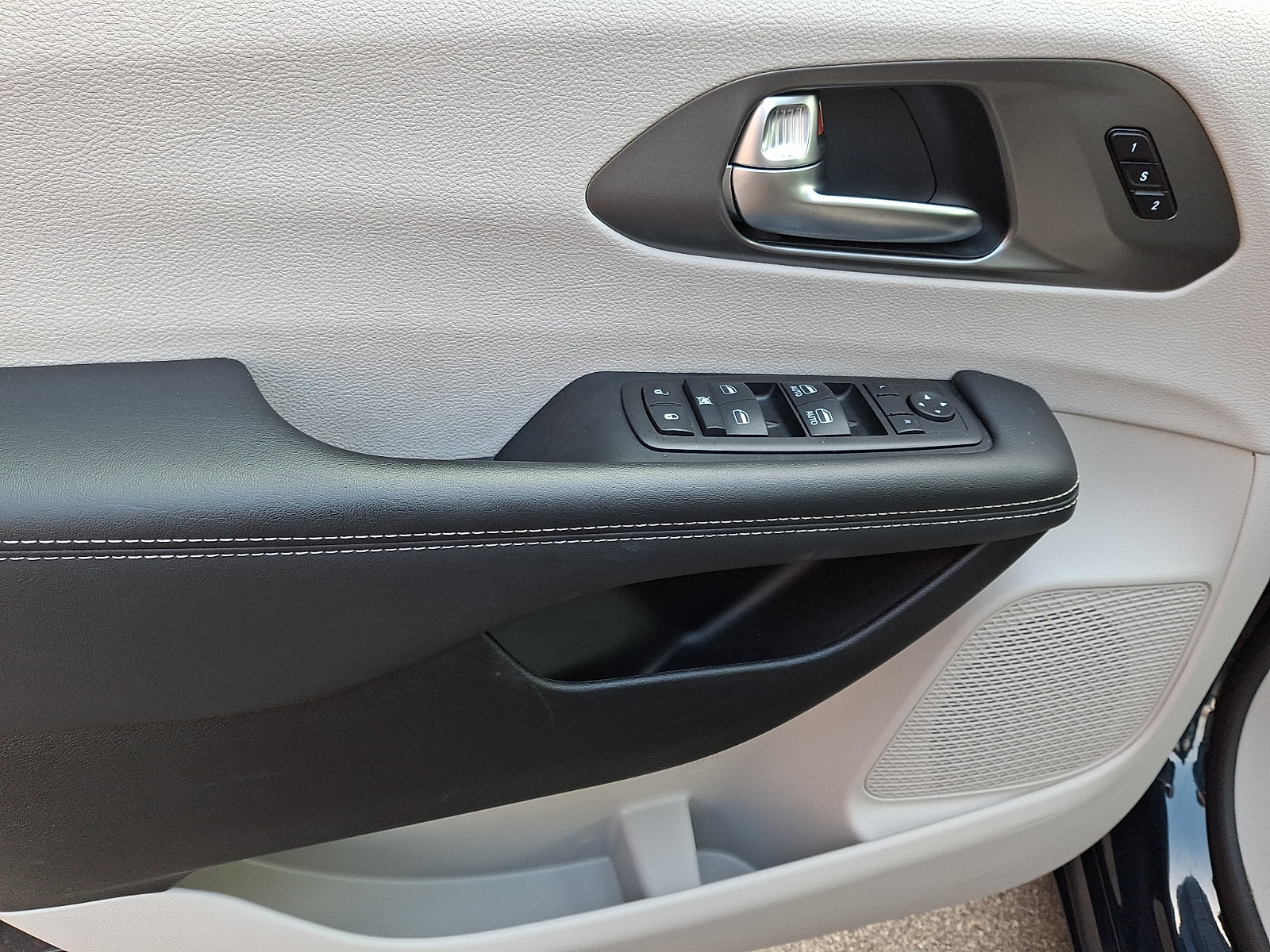 2024 Chrysler Pacifica Touring L - Photo 12