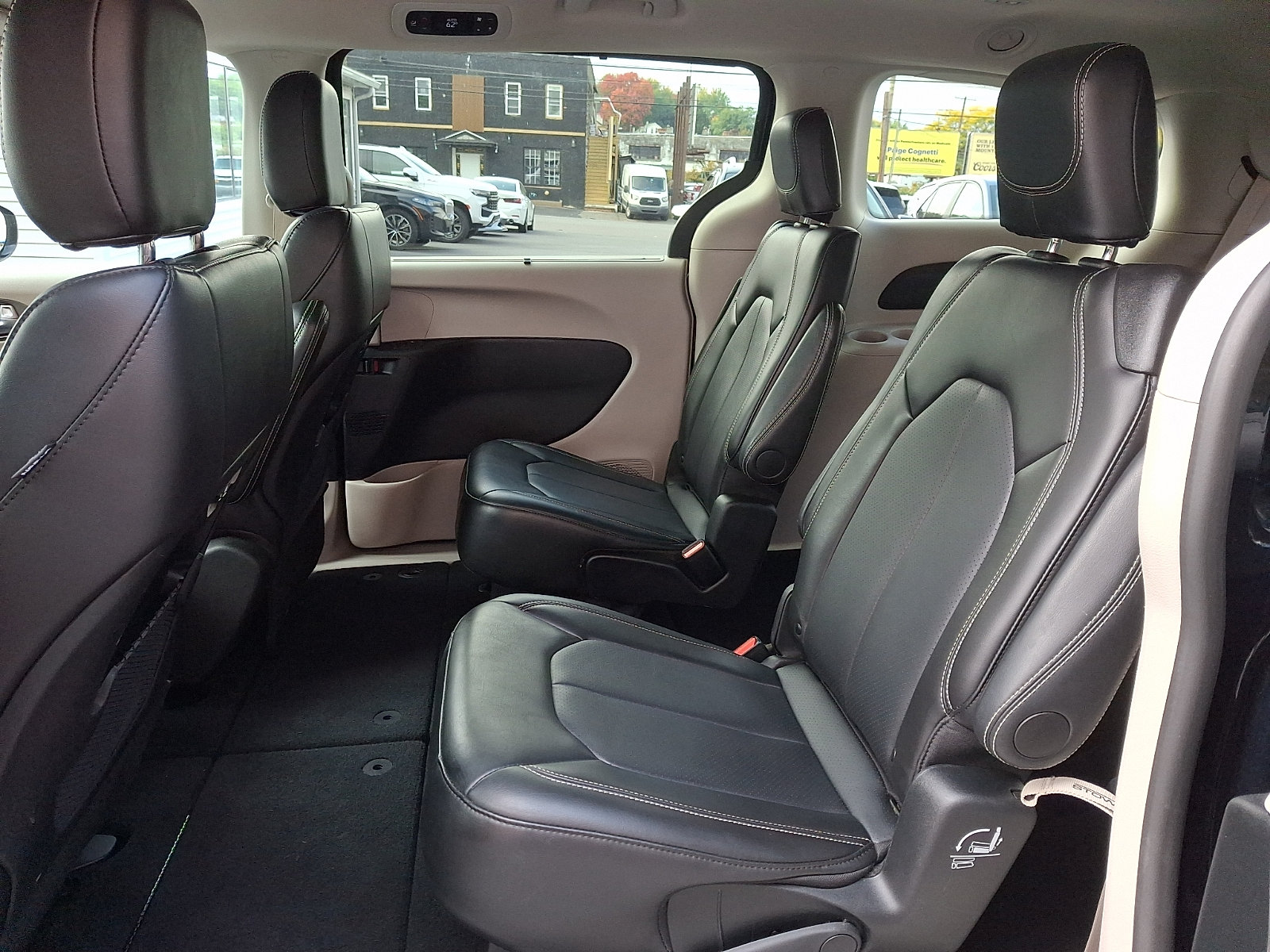 2024 Chrysler Pacifica Touring L - Photo 10