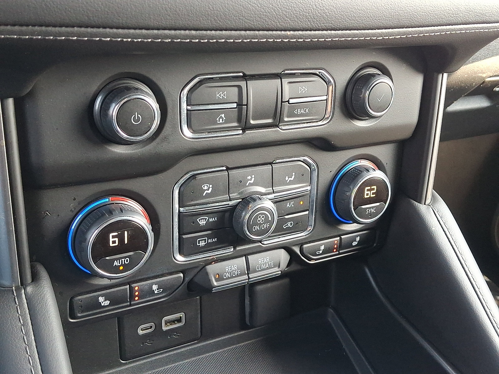 2024 Chevrolet Suburban LT - Photo 17