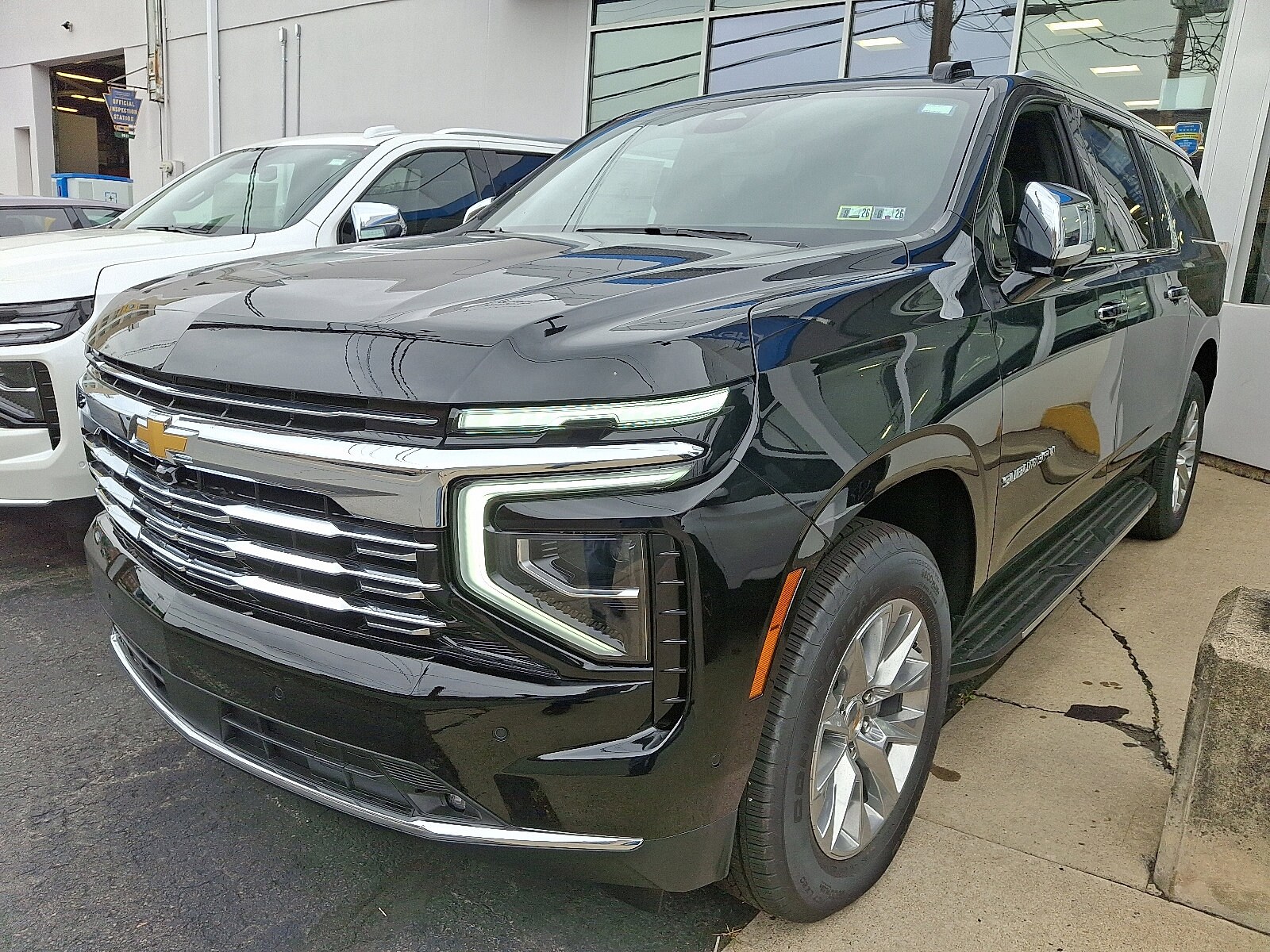 2025 Chevrolet Suburban Premier photo 2