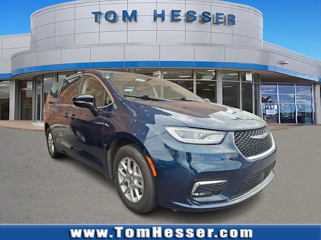 Used 2024 Chrysler Pacifica Touring L Mini-van, Passenger