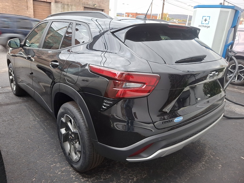New 2025 Chevrolet Trax LT SUV