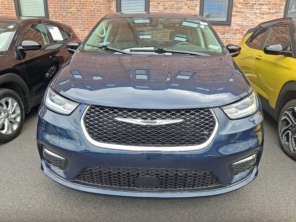 Used 2024 Chrysler Pacifica Touring L Mini-van, Passenger