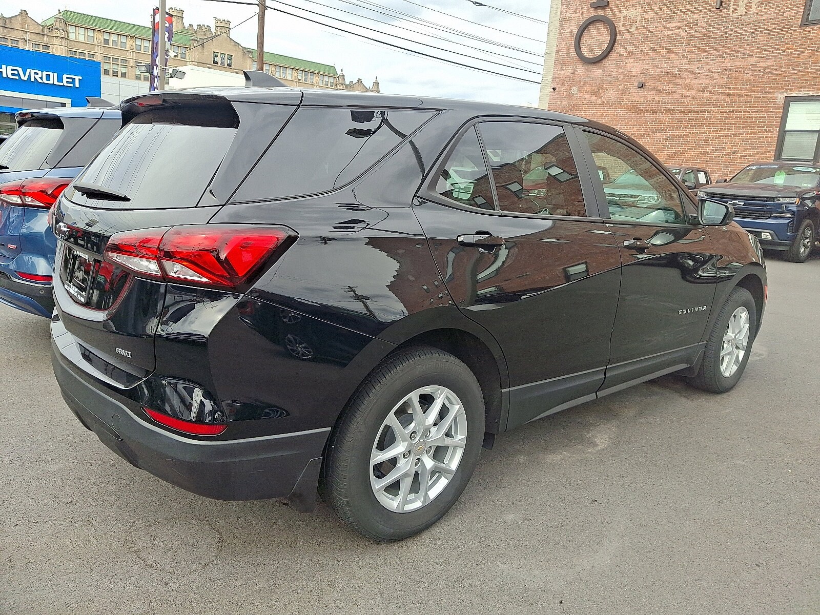 2023 Chevrolet Equinox LS photo 3
