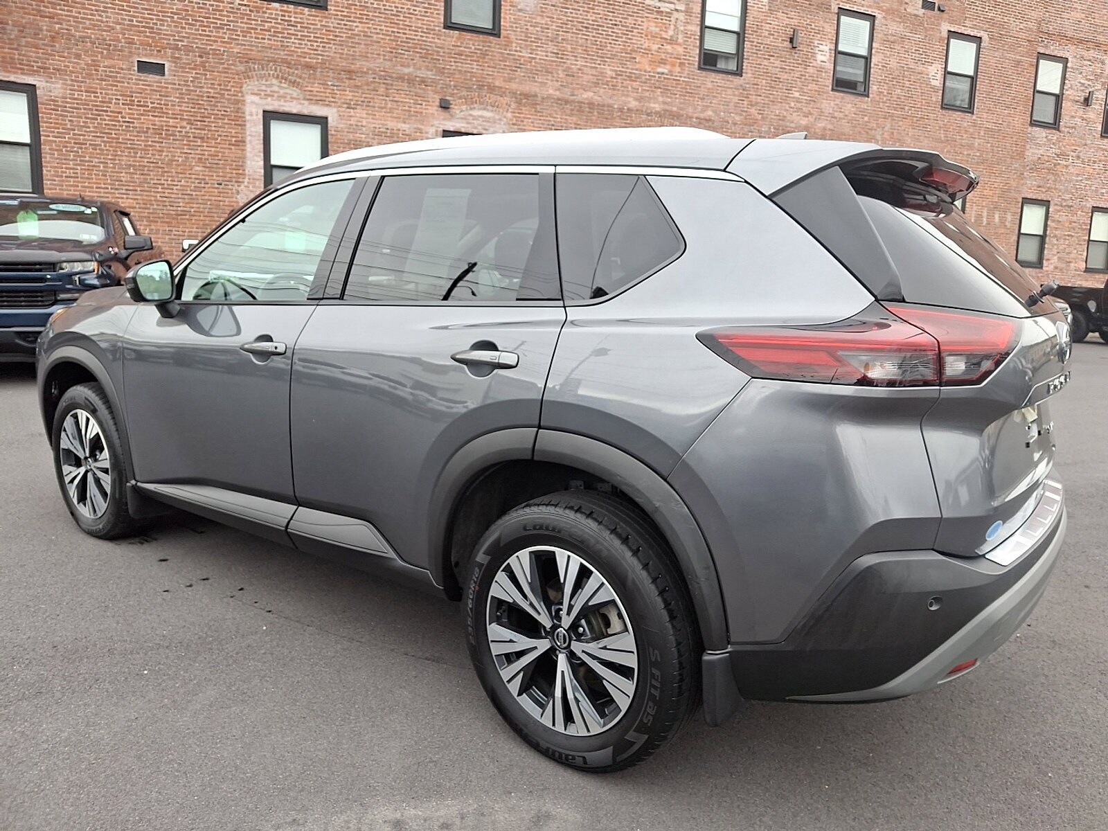 2021 Nissan Rogue SV photo 3