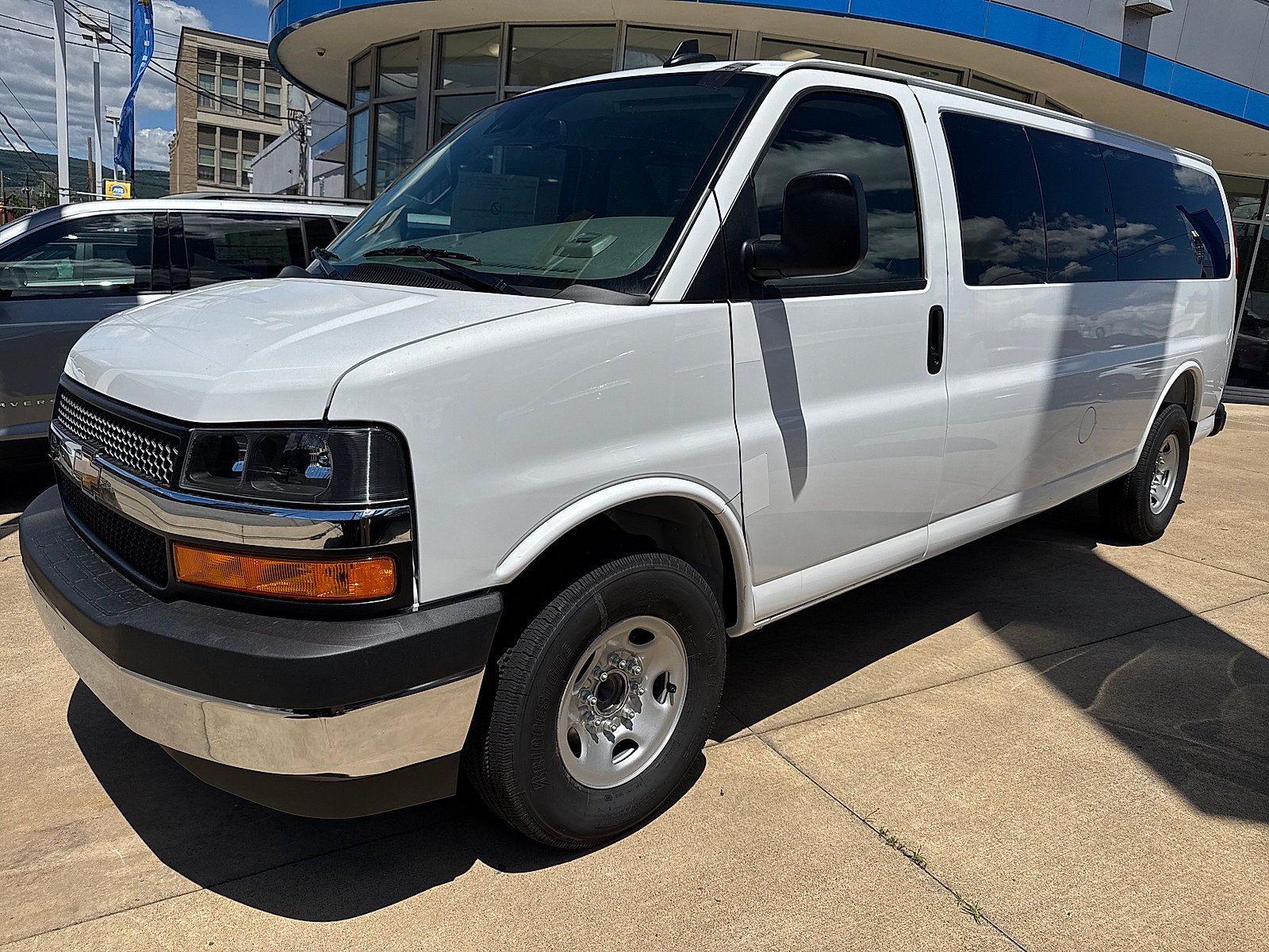 2026 Chevrolet Express 3500 LT Extended's photo