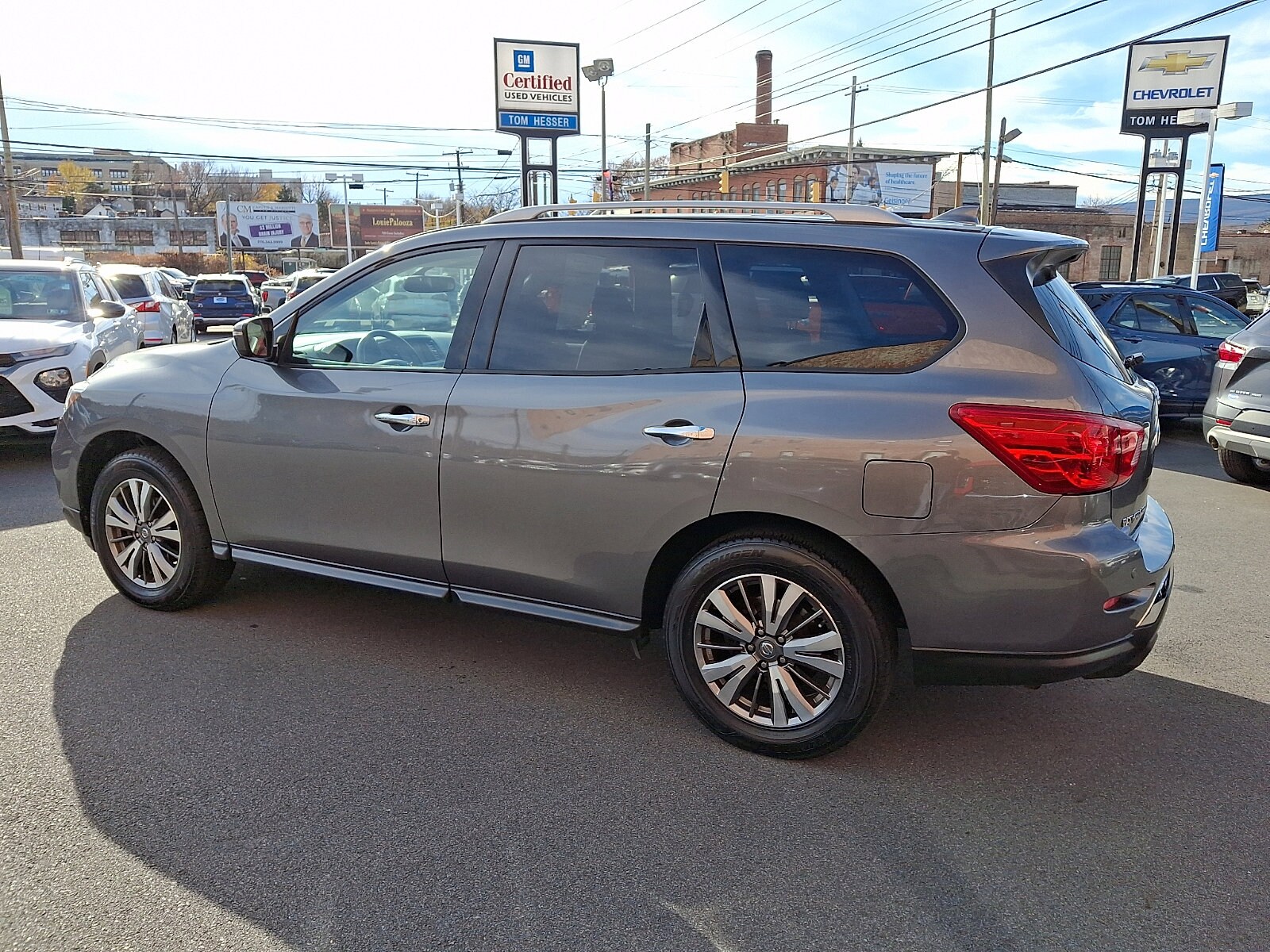 2019 Nissan Pathfinder SV photo 2