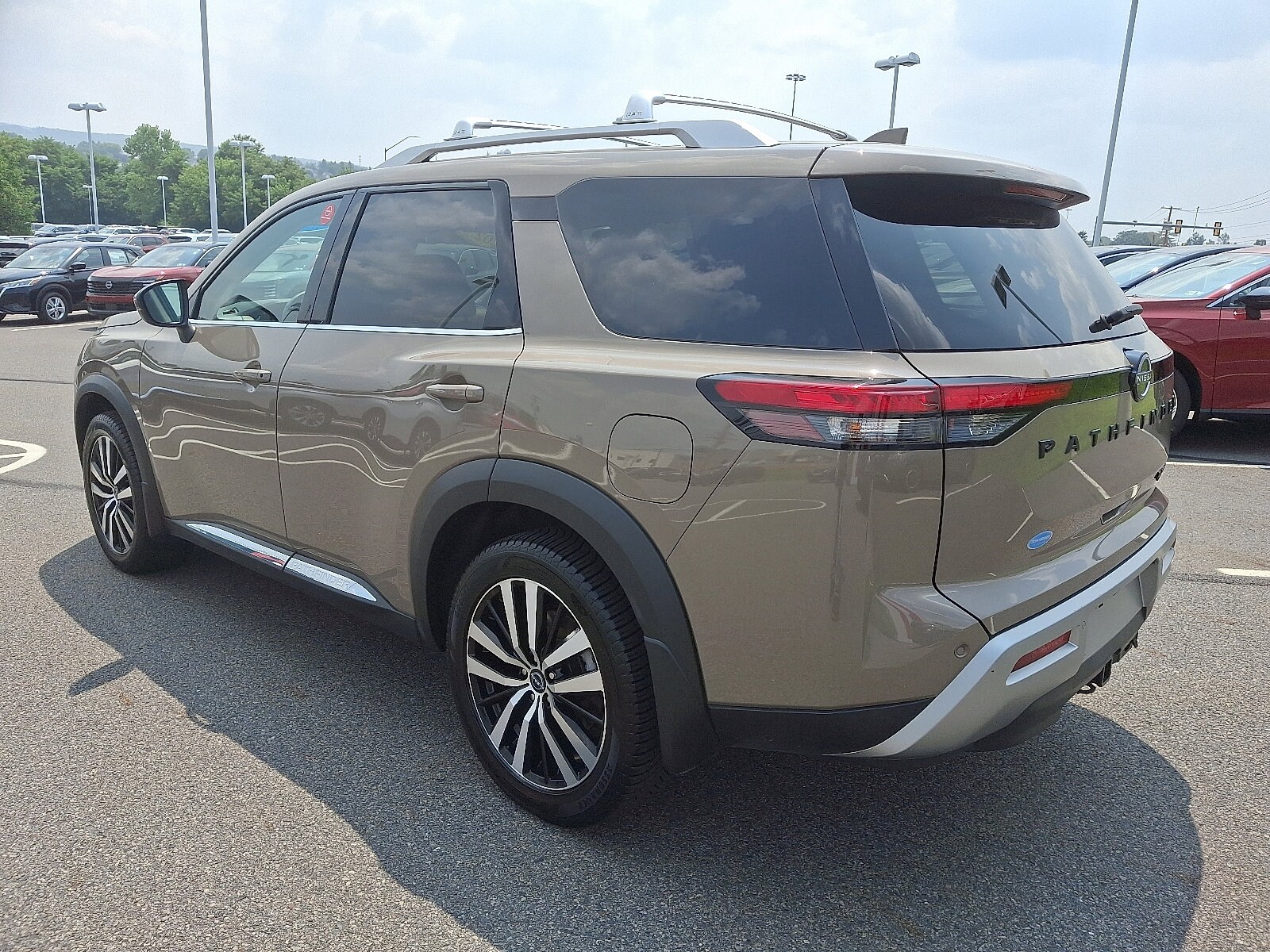2023 Nissan Pathfinder Platinum photo 2