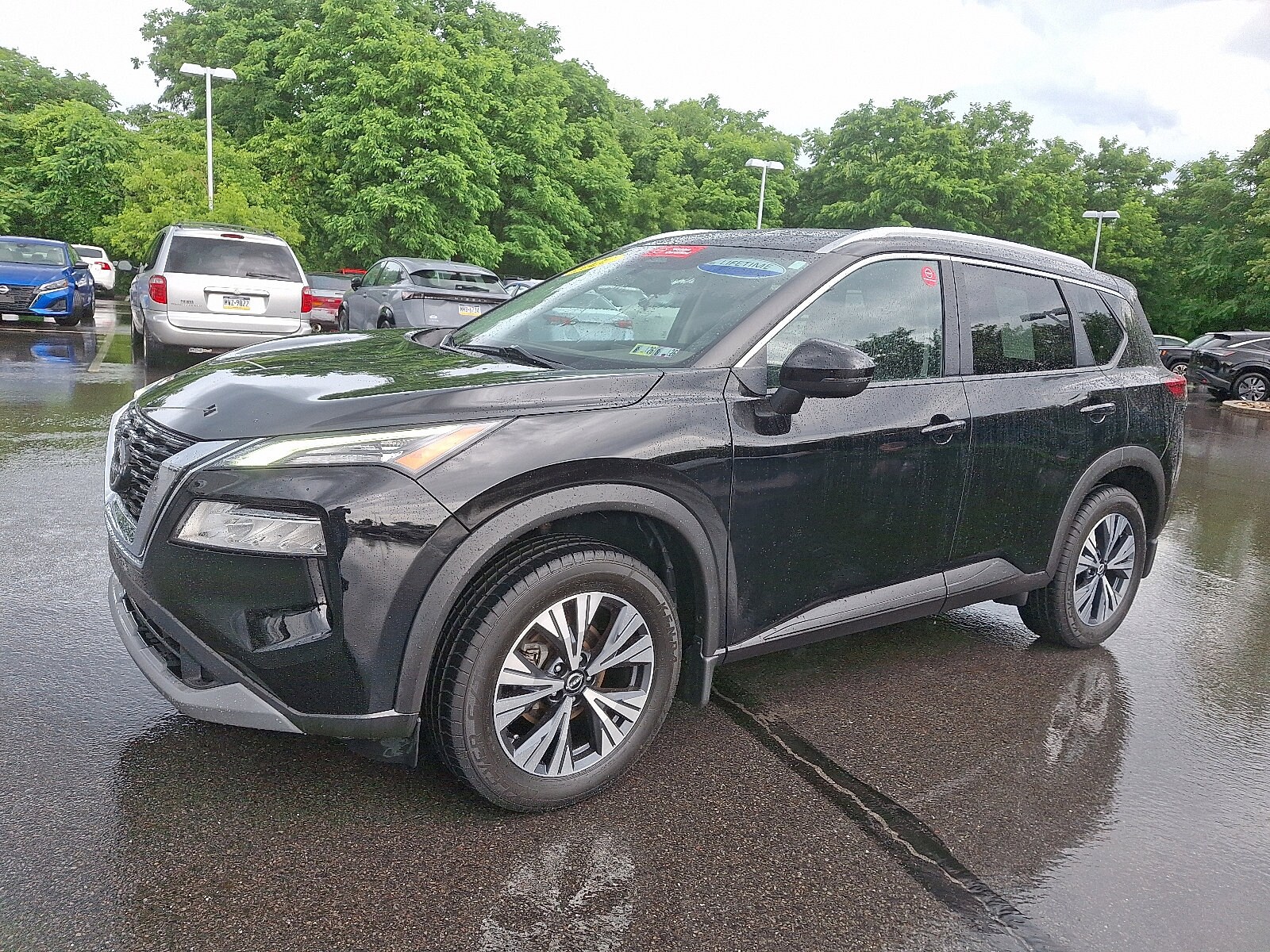 2022 Nissan Rogue SV photo 2