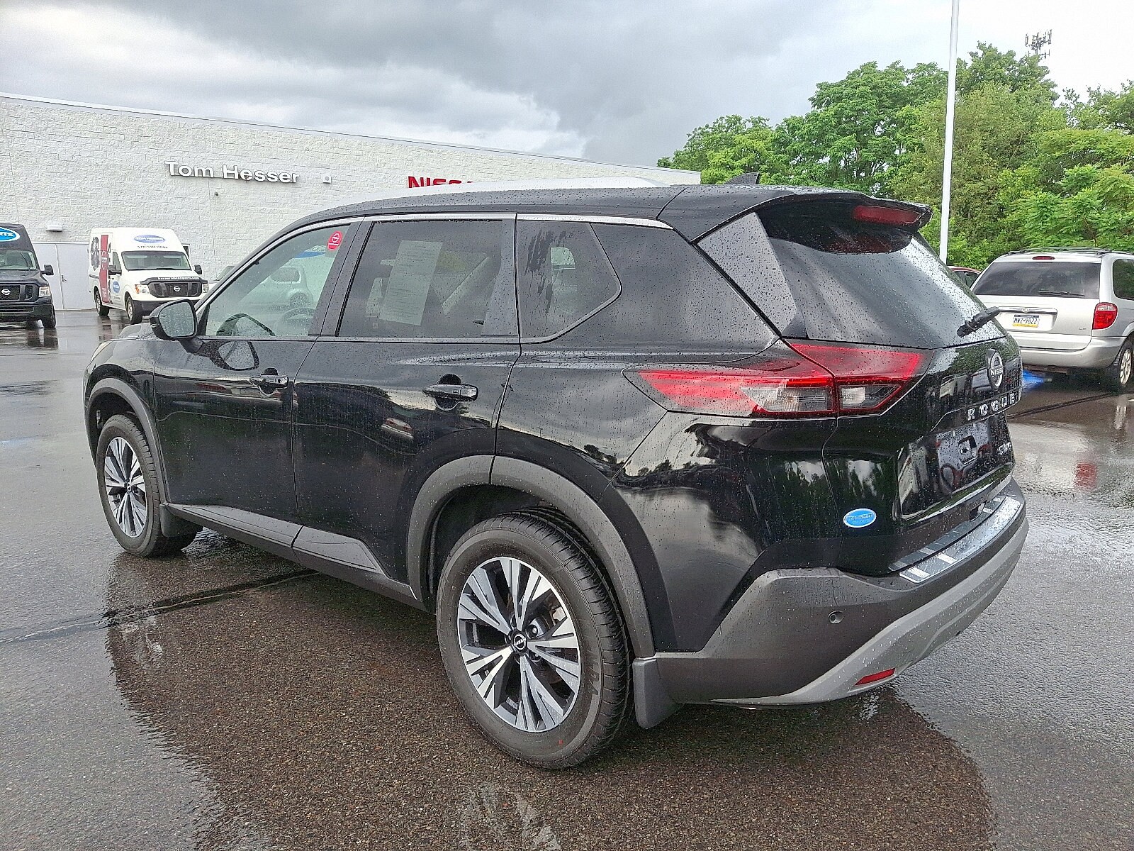 2022 Nissan Rogue SV photo 3