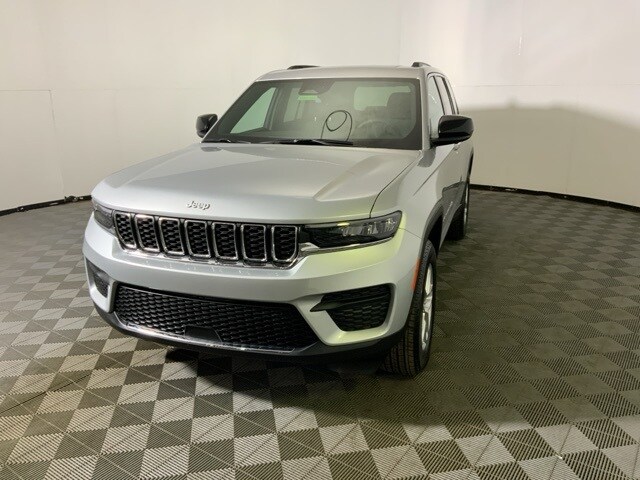 2025 Jeep Grand Cherokee Laredo Altitude photo 3
