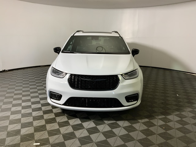 2026 Chrysler Pacifica Limited's photo