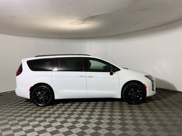 New 2027 Chrysler Pacifica LIMITED AWD Passenger Van