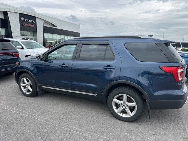 2016 Ford Explorer XLT photo 2