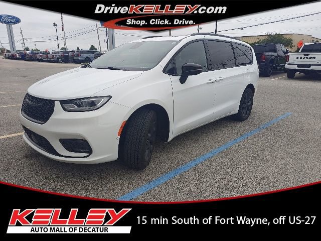 2023 Chrysler Pacifica Limited AWD's photo