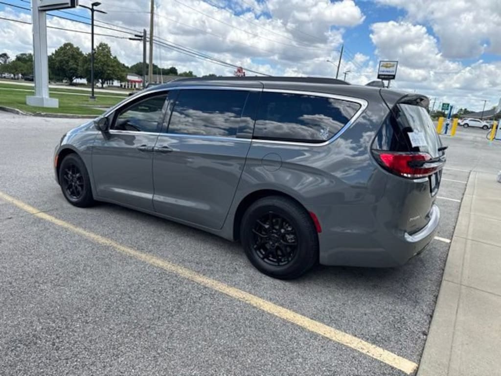 Used 2022 Chrysler Pacifica Touring L