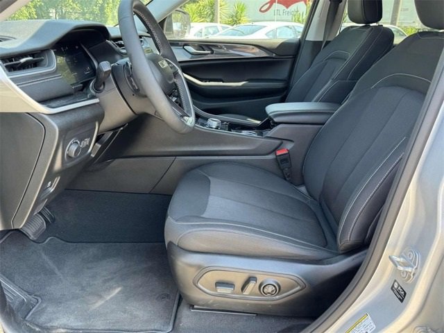 2023 Jeep Grand Cherokee Laredo photo 3