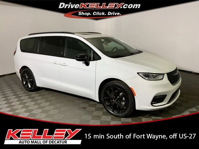 2023 Chrysler Pacifica Limited AWD's photo
