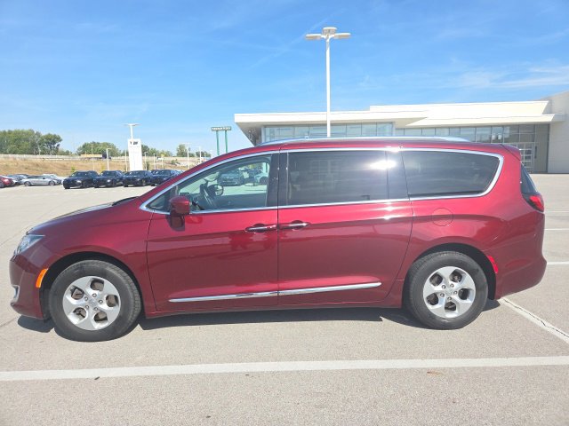 2017 Chrysler Pacifica Touring Plus photo 3