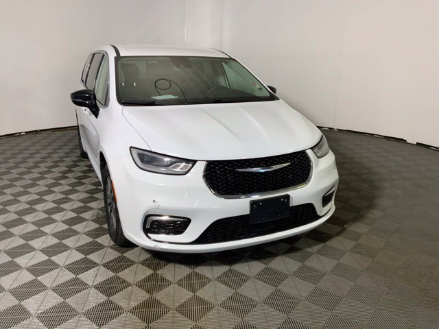 Used 2024 Chrysler Pacifica Plug-In Hybrid Select