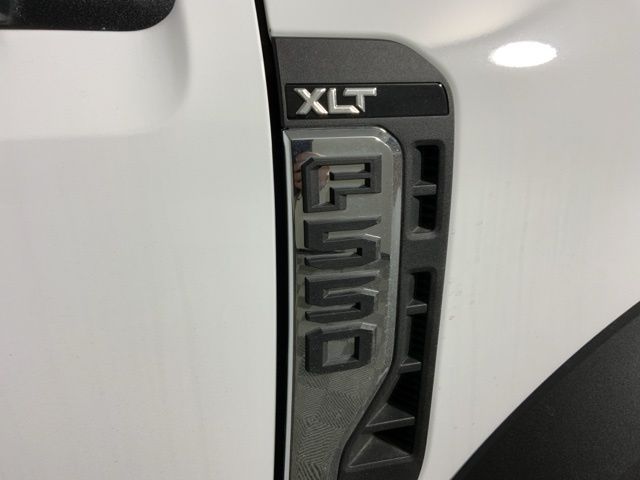 2025 Ford F-550 Super Duty Chassis Cab XLT - Photo 24