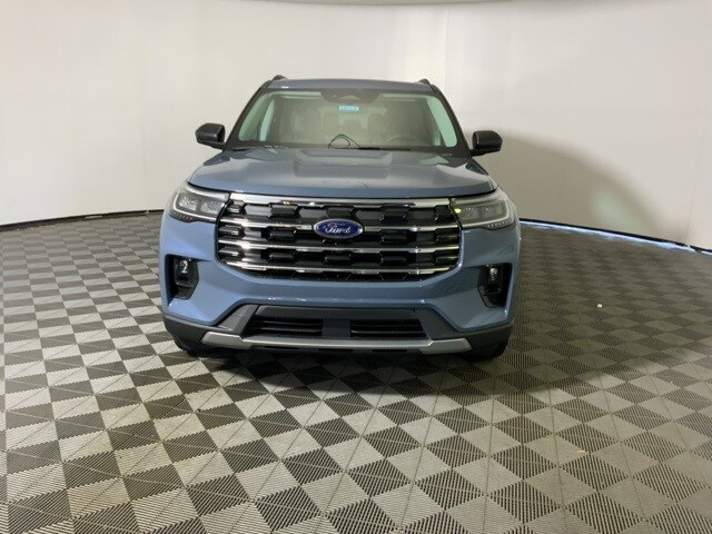 2025 Ford Explorer photo 2