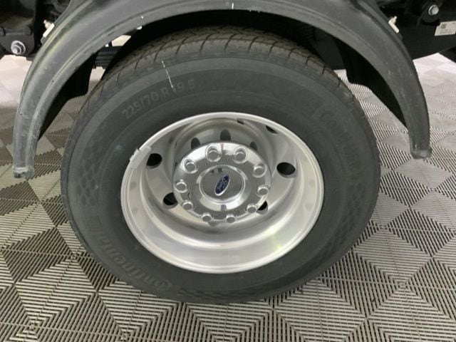 2025 Ford F-550 Super Duty Chassis Cab XLT - Photo 10