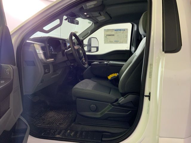 2025 Ford F-550 Super Duty Chassis Cab XLT - Photo 15