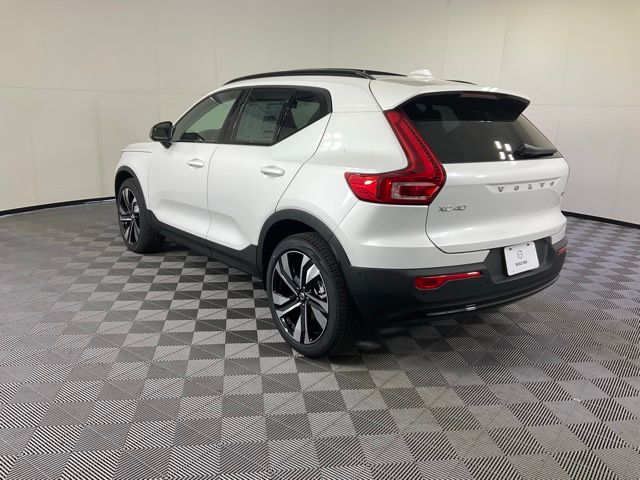 2025 Volvo XC40 Plus photo 3