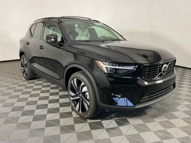 2025 Volvo XC40 Plus photo 3