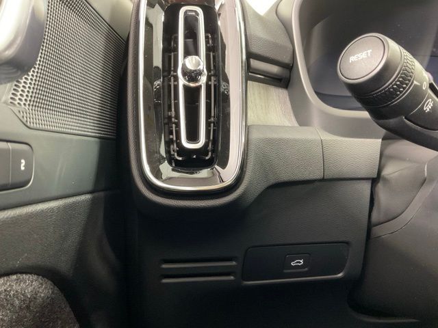 2026 Volvo XC40 Plus - Photo 28