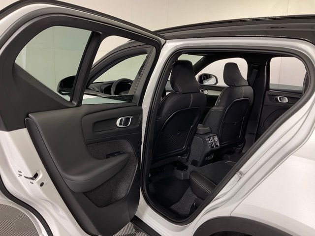 2026 Volvo XC40 Ultra Black Edition - Photo 33