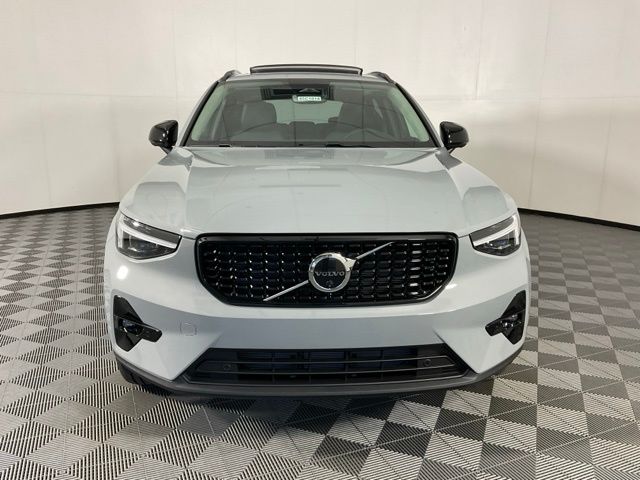 2026 Volvo XC40 Plus photo 3