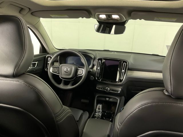 2026 Volvo XC40 Plus - Photo 18