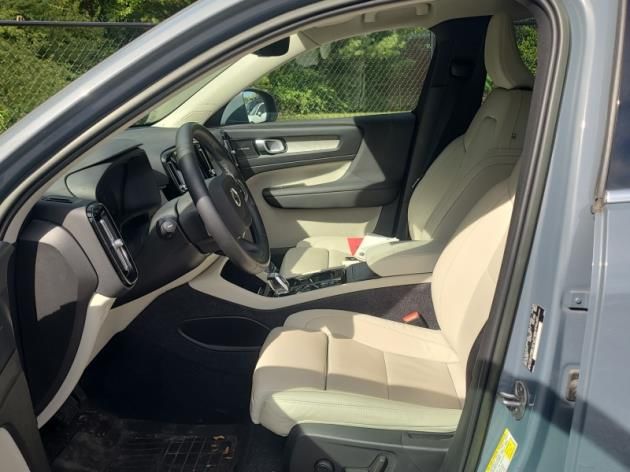 2023 Volvo XC40 AWD Ultimate photo 2