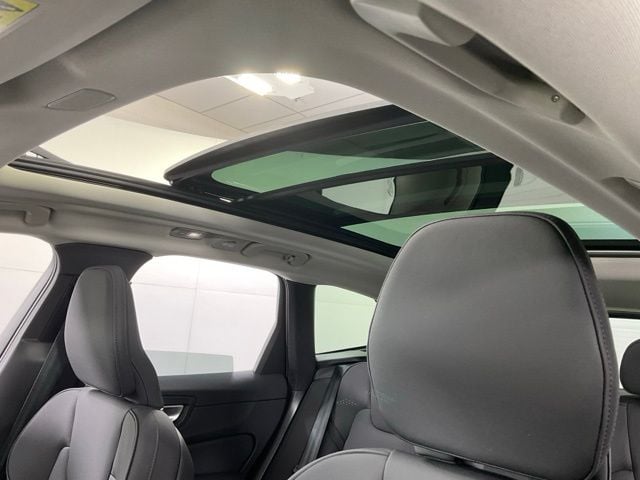 2026 Volvo XC60 Plus - Photo 24