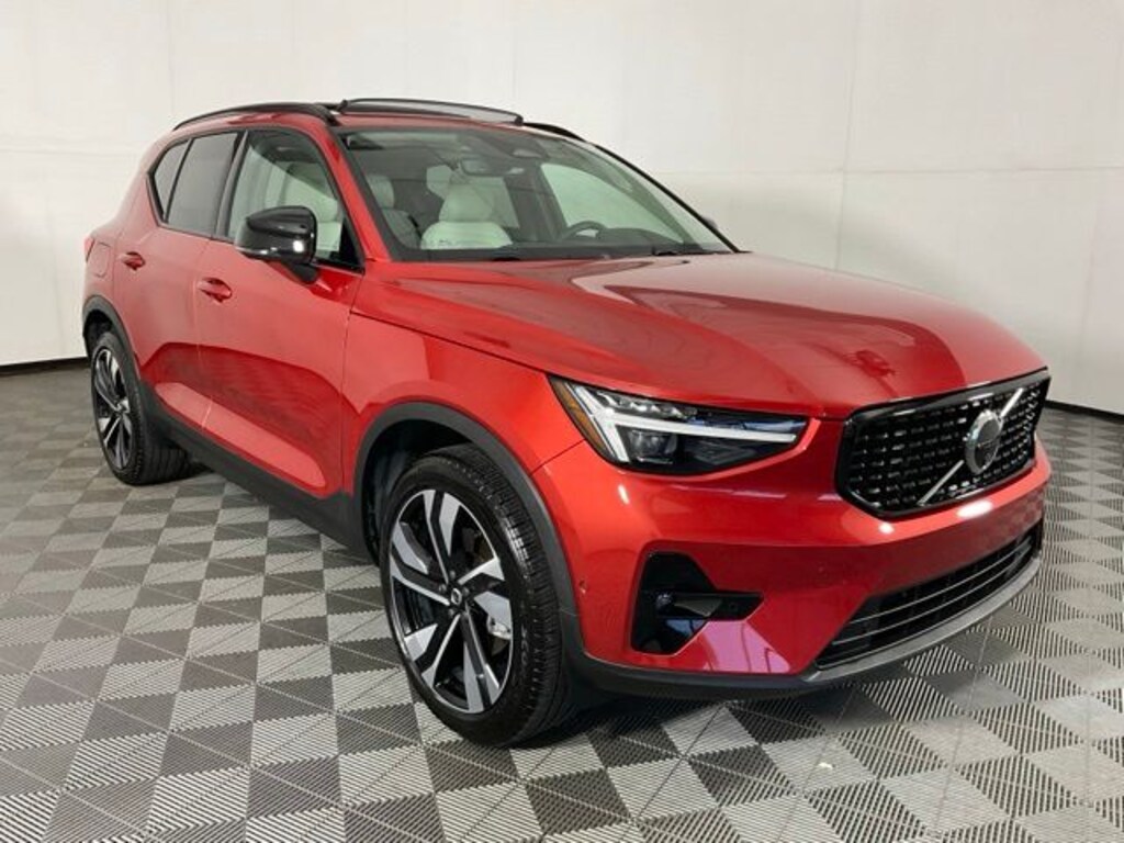 Certified 2025 Volvo XC40 B5 Ultra Dark Theme SUV