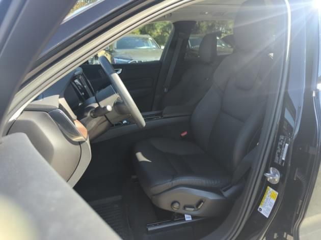 2023 Volvo XC60 B5 Plus photo 2