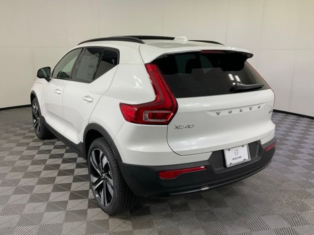 New 2026 Volvo XC40 B5 Ultra SUV
