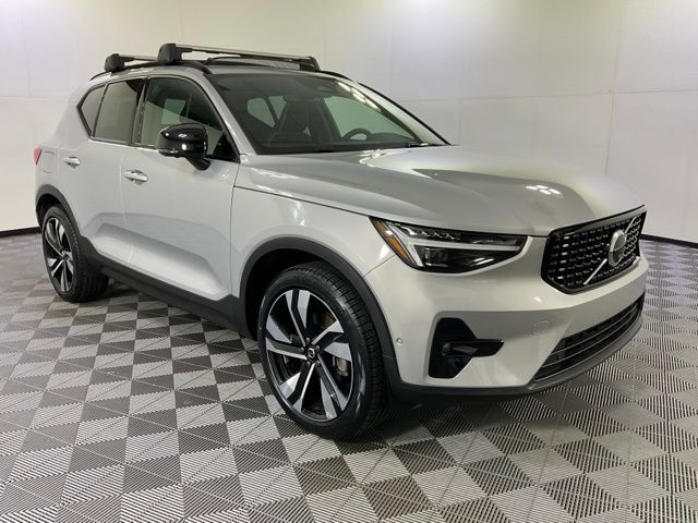 2023 Volvo XC40 AWD Ultimate photo 2