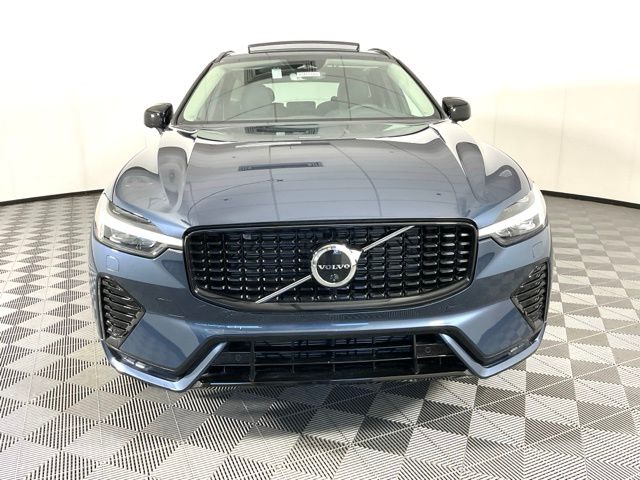 2025 Volvo XC60 B5 Plus photo 2