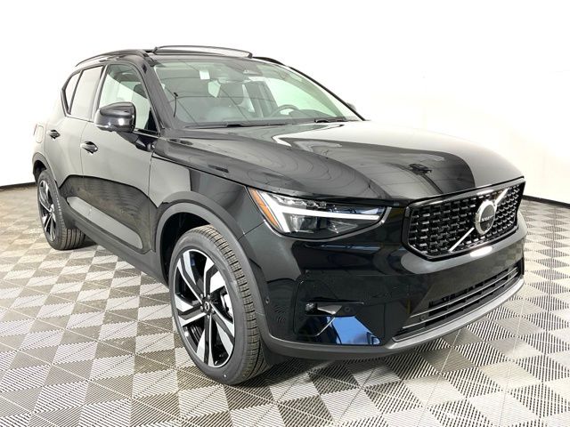 2025 Volvo XC40 photo 4