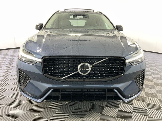 2025 Volvo XC60 B5 Core photo 3