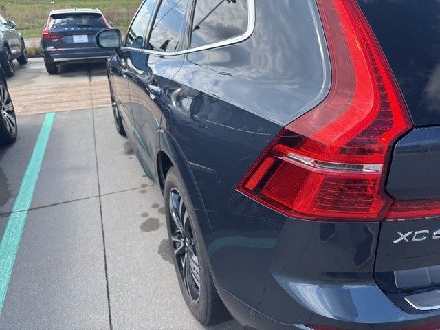 2019 Volvo XC60 Hybrid T8 Momentum photo 4