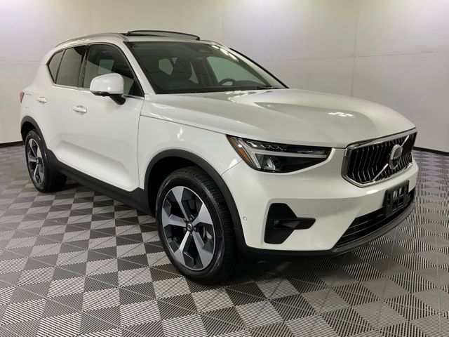 2024 Volvo XC40 Plus photo 3